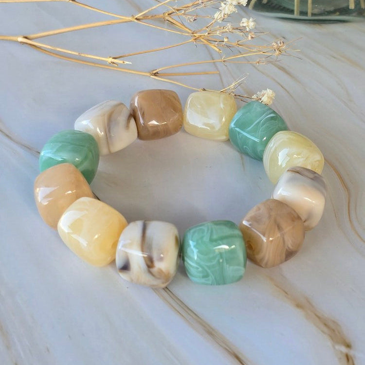Bracelet NÉLIA collection RIVAGE avec perles cubes marbrées crème beige et vert d’eau
