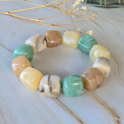 Bracelet NÉLIA collection RIVAGE avec perles cubes marbrées crème beige et vert d’eau
