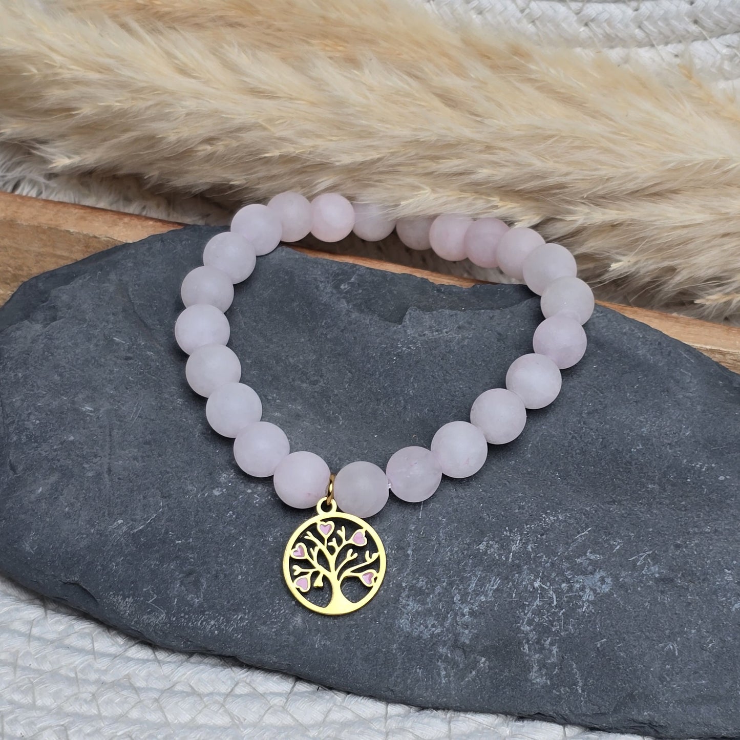Bracelet en quartz rose, perles naturelles et breloque arbre de vie dorée avec touches de rose, création artisanale Zateka, 15 % reversés à LFS France