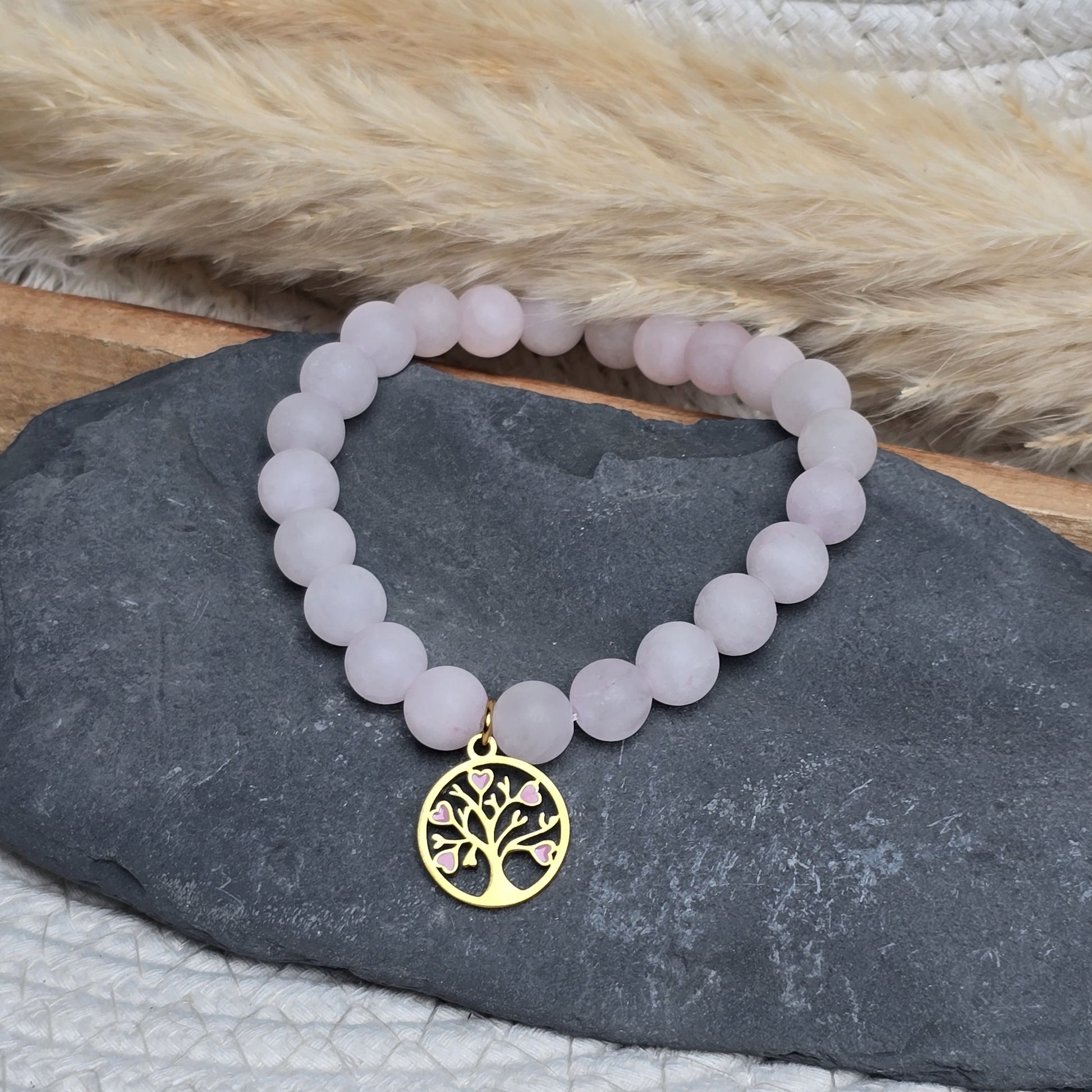Bracelet en quartz rose, perles naturelles et breloque arbre de vie dorée avec touches de rose, création artisanale Zateka, 15 % reversés à LFS France