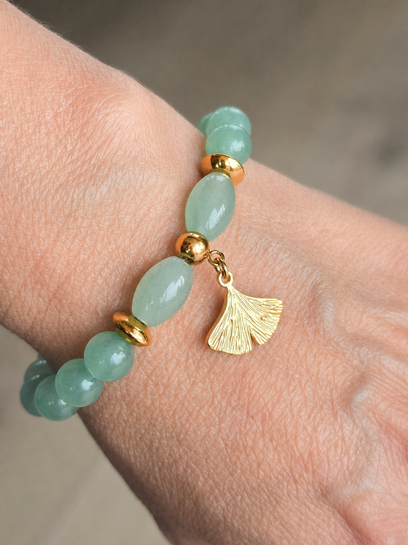 Détail du bracelet GINKA avec perles en aventurine et acier inoxydable doré
