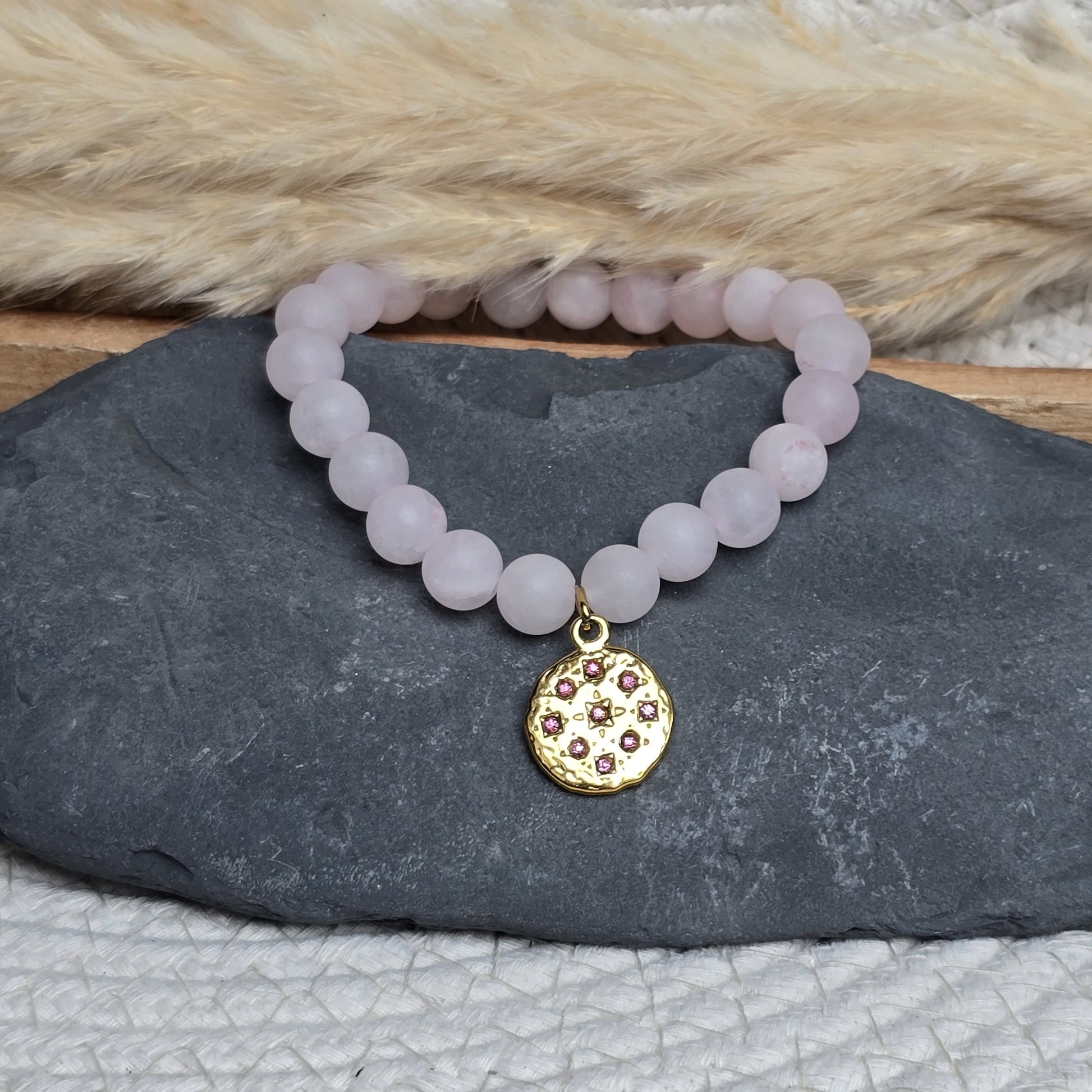 Bracelet quartz rose orné d’un médaillon martelé doré avec strass rose, création artisanale Zateka