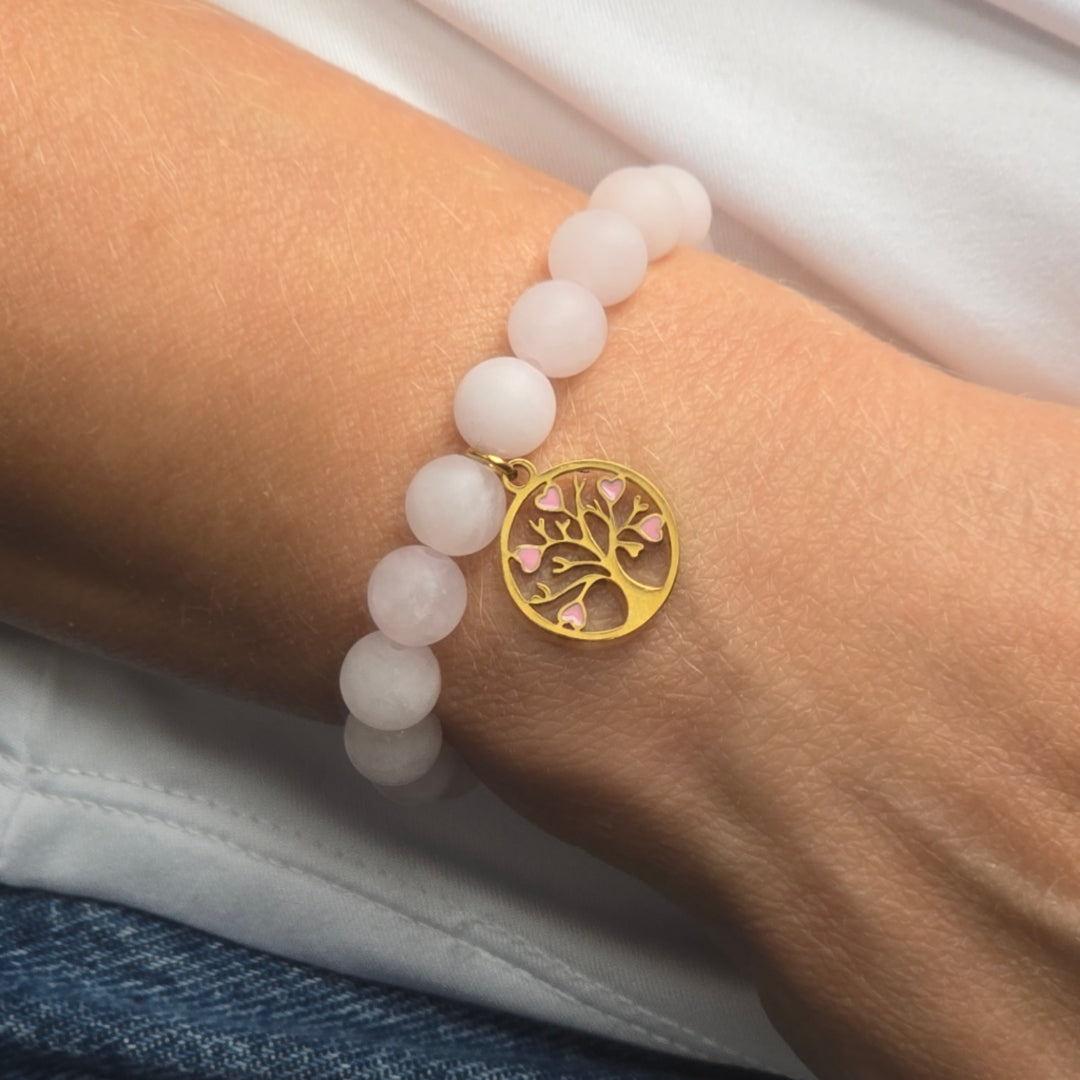 Bracelet en quartz rose porté au poignet, perles naturelles et arbre de vie doré, taille 16,5 cm ajustable, bijou artisanal Zateka, 15 % reversés à LFS France