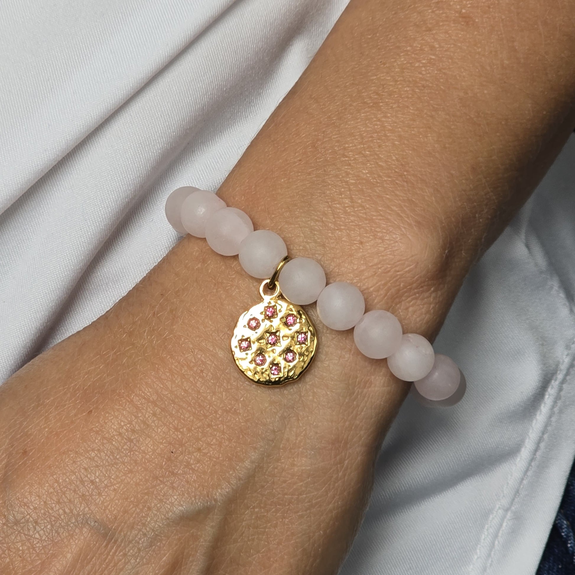 Bracelet en perles de quartz rose avec médaillon martelé doré et strass rose, bijou artisanal fait main Zateka