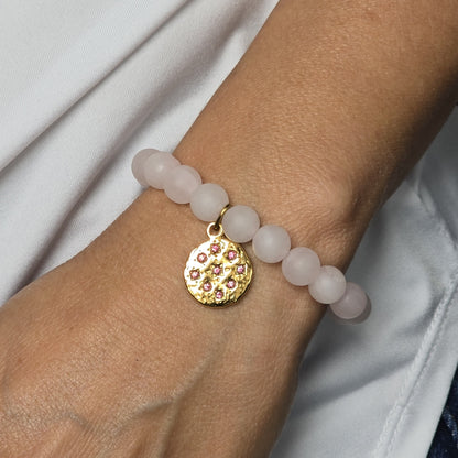 Bracelet en perles de quartz rose avec médaillon martelé doré et strass rose, bijou artisanal fait main Zateka
