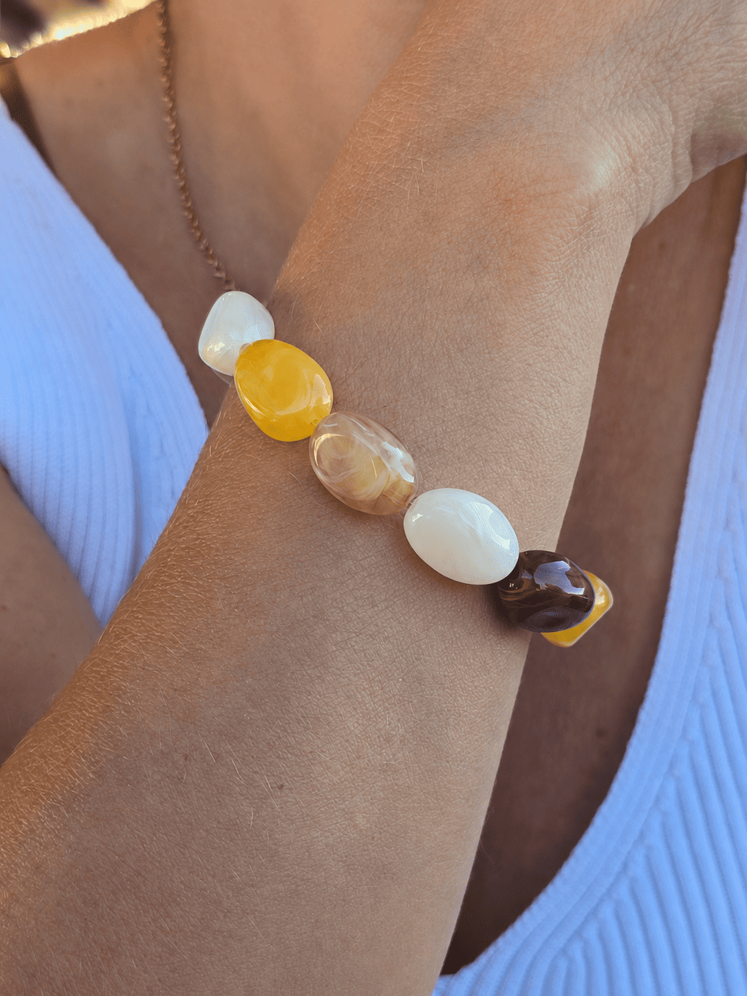 Bracelet MIRA porté au poignet avec perles ovales lumineuses