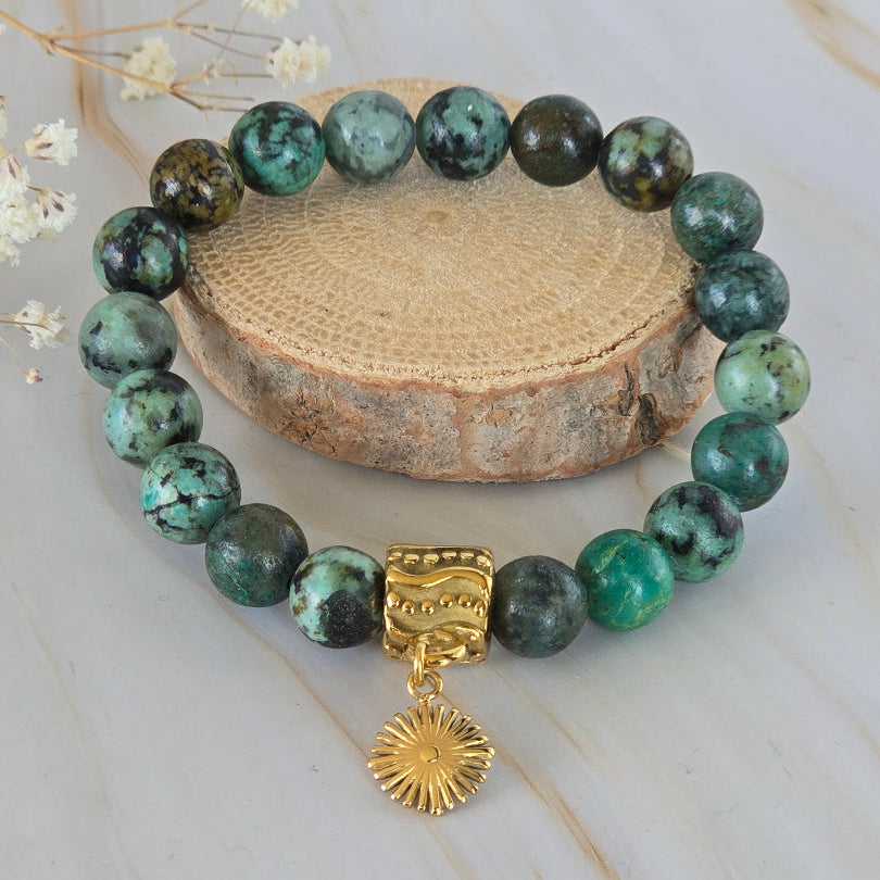 Bracelet LUMA en turquoise africaine avec breloque soleil dorée
