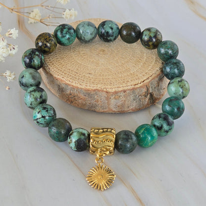 Bracelet LUMA en turquoise africaine avec breloque soleil dorée

