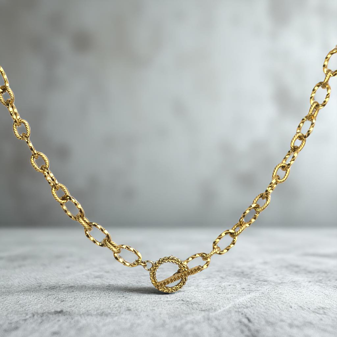 Détail de la maille du collier Lalita – alternance de deux types de maillons