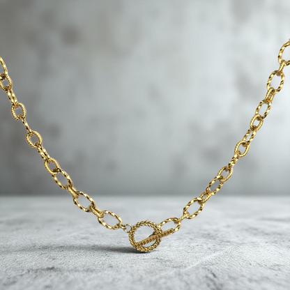 Détail de la maille du collier Lalita – alternance de deux types de maillons