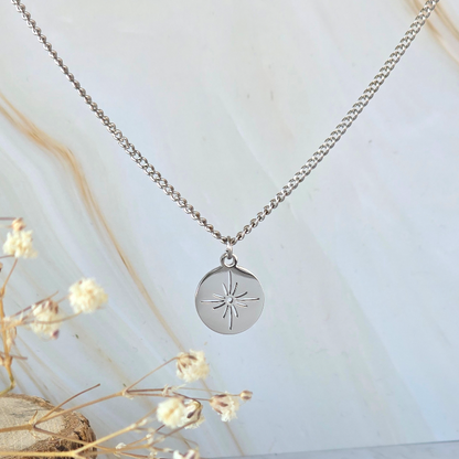 Collier STELLA en acier inoxydable argenté avec pendentif étoile ajourée