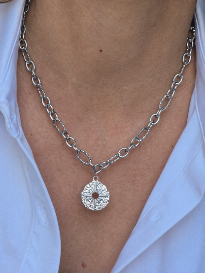 Collier LIBERTAS en acier inoxydable argenté avec pendentif rond ajouré