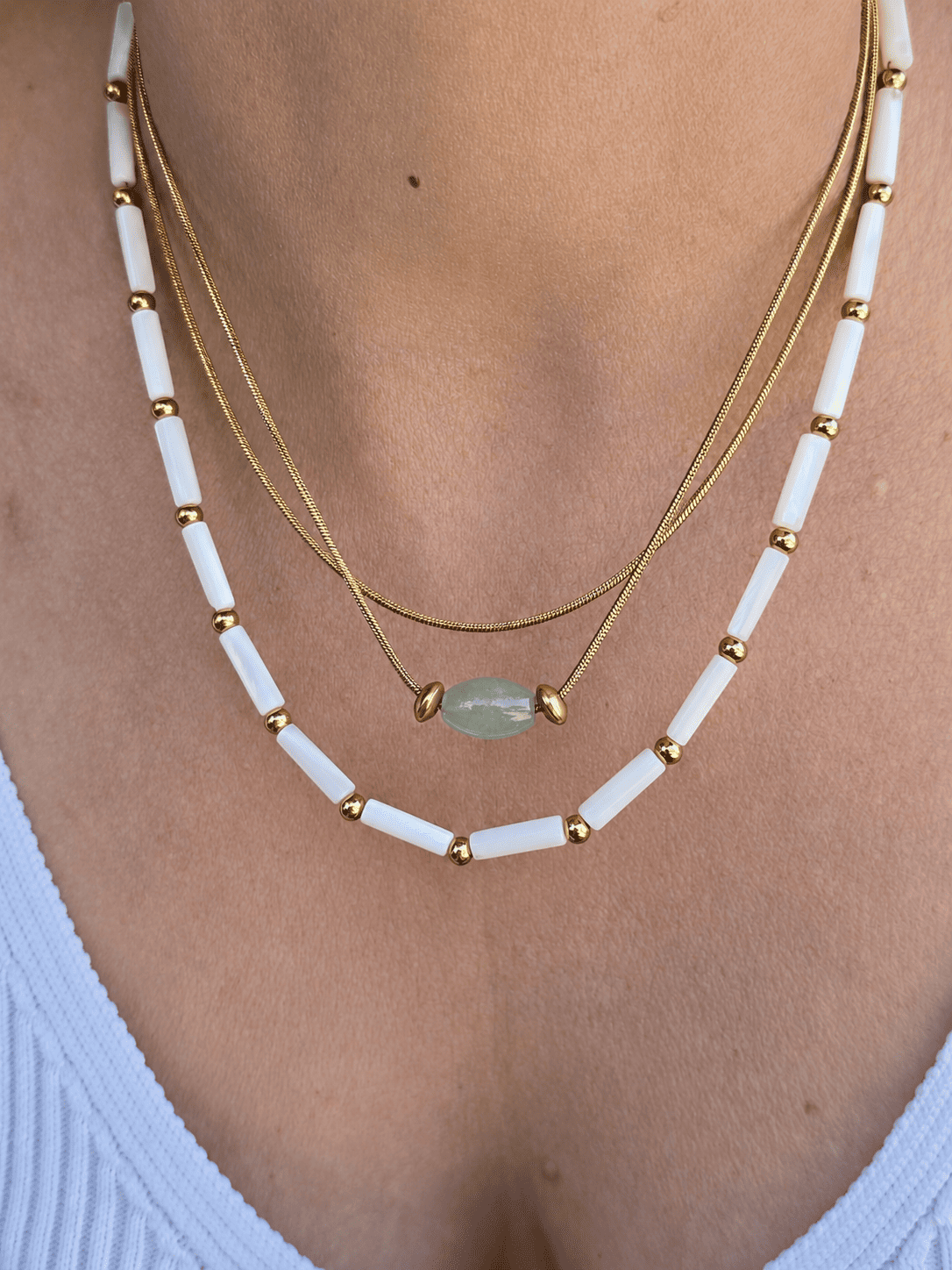 Collier aventurine femme au style minimaliste et lumineux.
