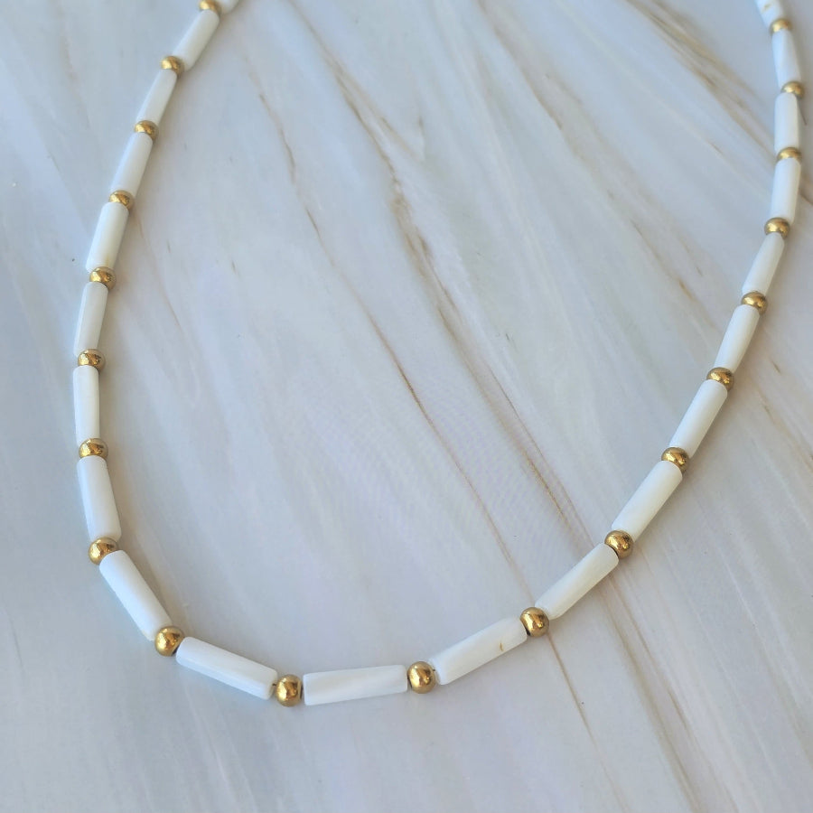 Collier perles nacre femme au style moderne et lumineux.