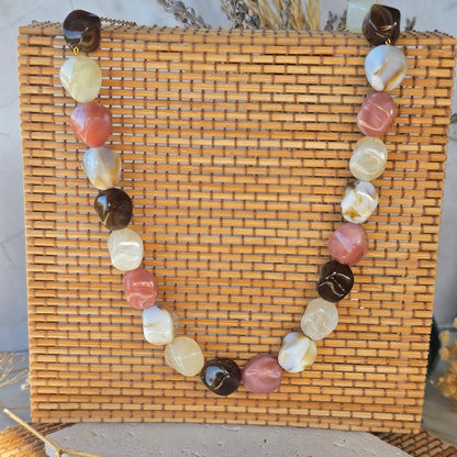 Collier femme en acier inoxydable doré avec perles irrégulières effet résine marbrée.