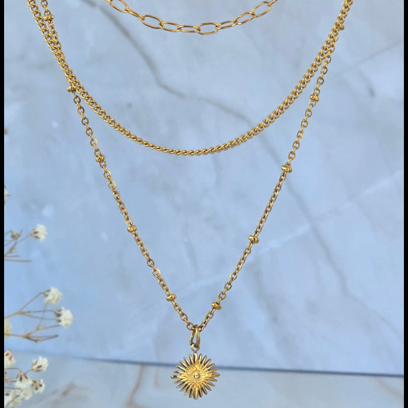 Collier Antea triple rang doré avec chaîne trombone fine, chaîne gourmette, chaîne perlée et pendentif lumineux