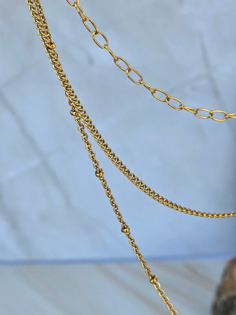 Détail du collier Antea triple rang doré avec pendentif lumineux
