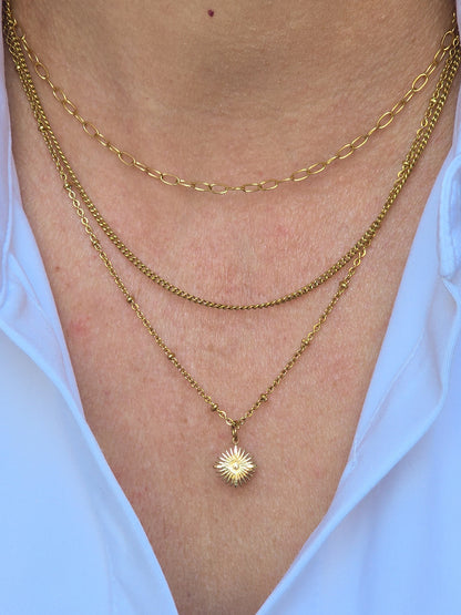 Collier Antea porté au cou, collier triple rang doré effet superposé
