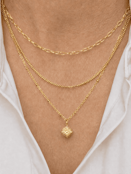 Collier Antea porté au cou, collier triple rang doré effet superposé