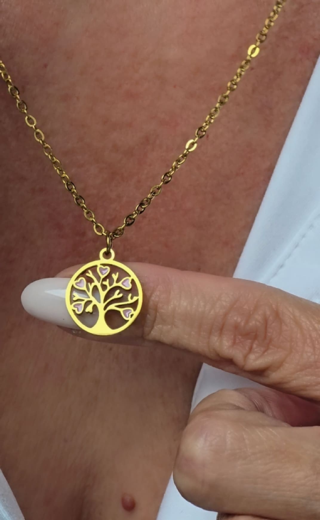 Collier arbre de vie doré orné de petits cœurs roses porté au cou, bijou artisanal Zateka