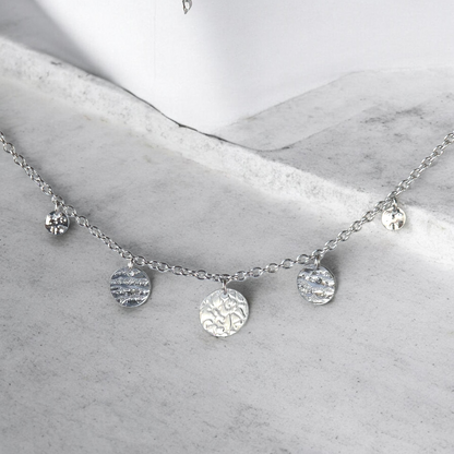 Collier argenté femme avec petites pampilles sequins porté près du cou