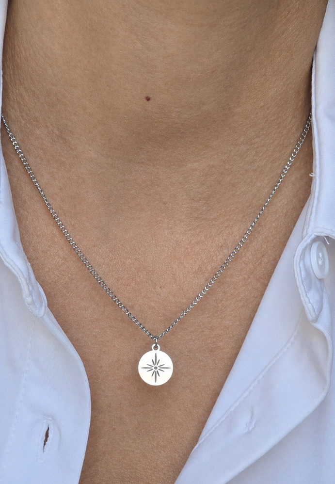 Collier argenté femme avec pendentif maille étoile porté au quotidien
