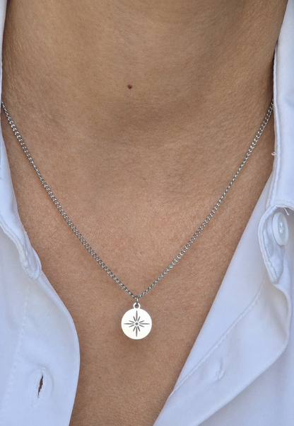Collier argenté femme avec pendentif maille étoile porté au quotidien