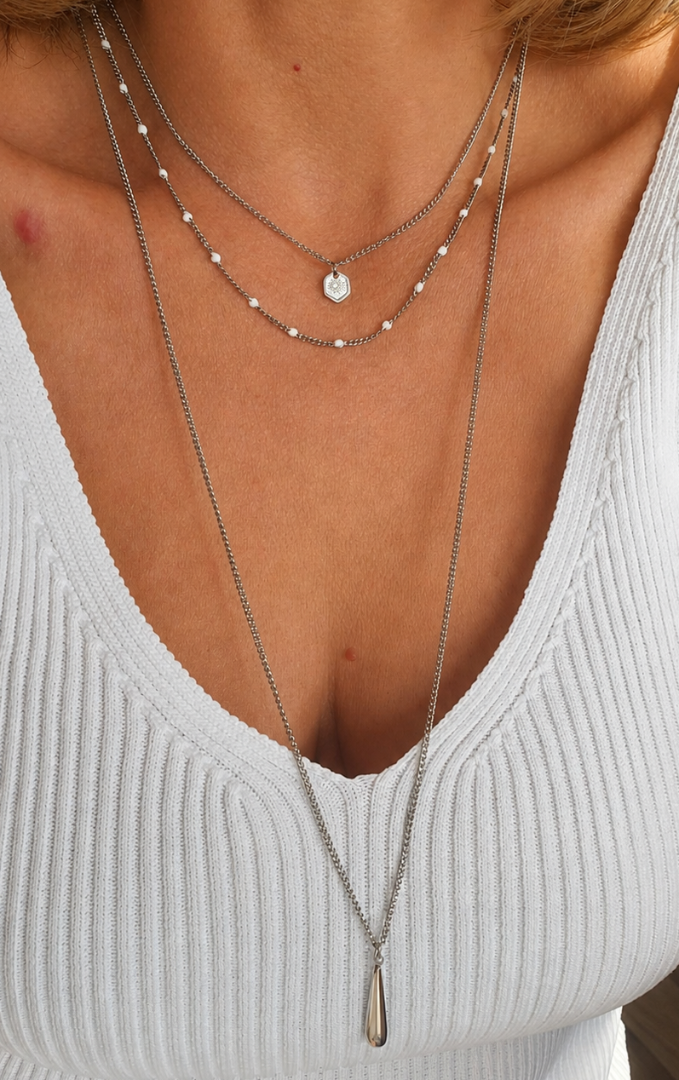 Collier argenté femme avec petit pendentif hexagonal modèle IONE