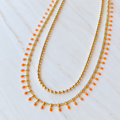 Collier bohème chic double rang avec pampilles colorées.