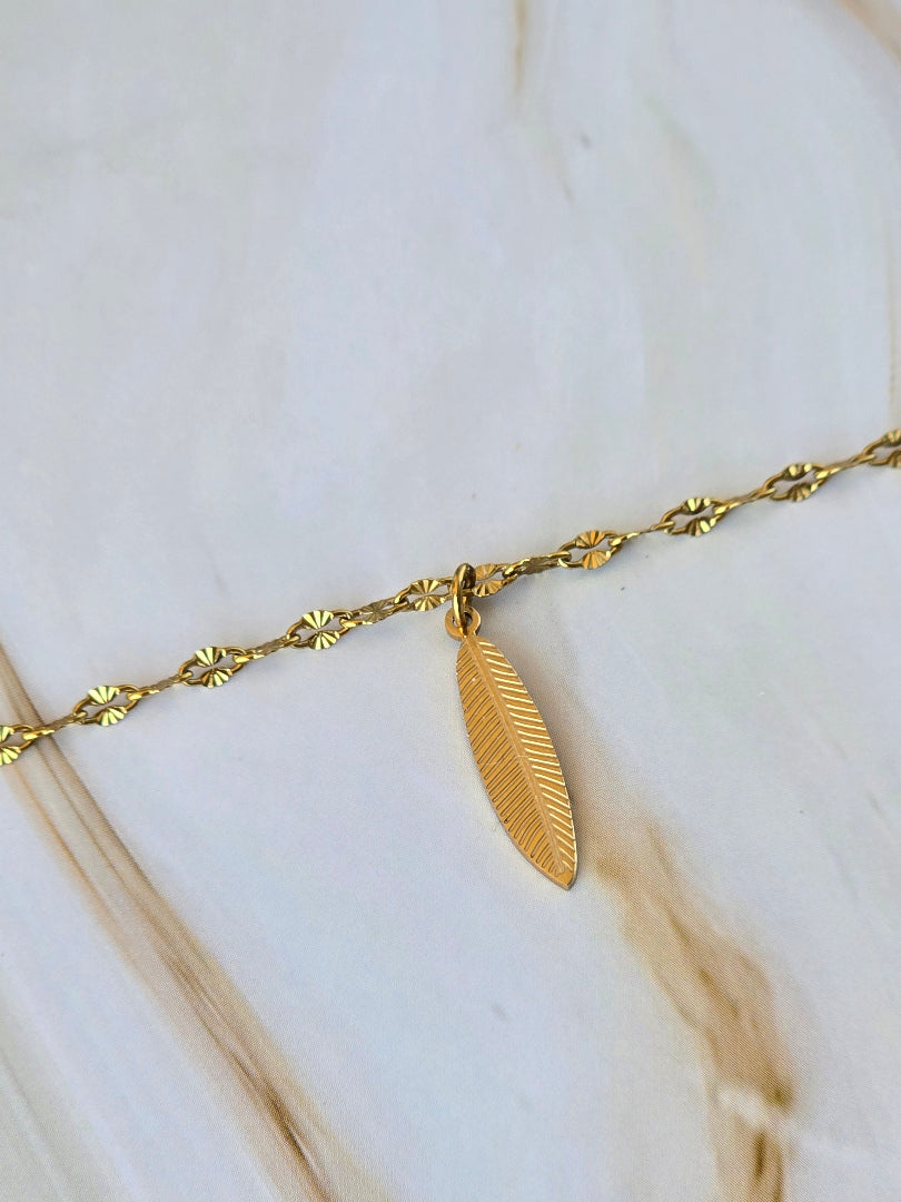 Collier femme en acier inoxydable doré avec plume fine LEVANA
