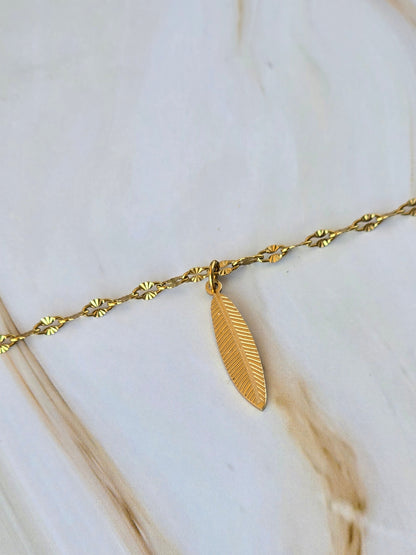 Collier femme en acier inoxydable doré avec plume fine LEVANA
