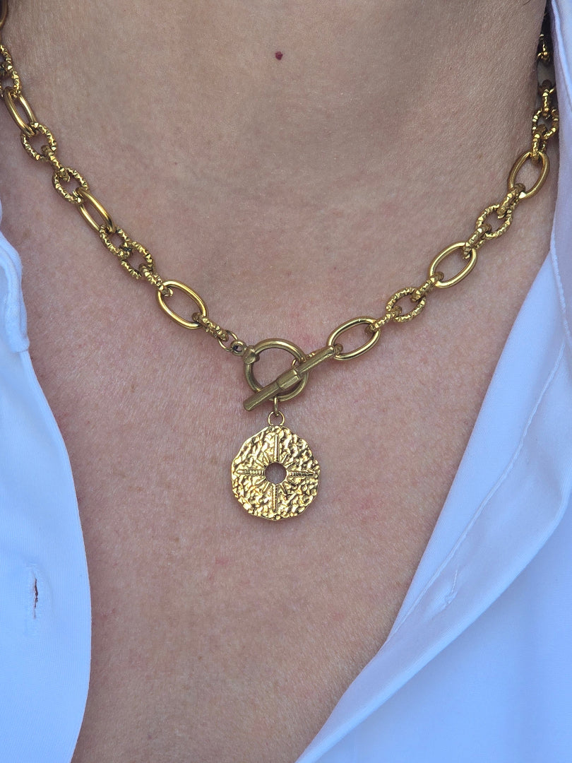 Collier chaîne texturée dorée avec pendentif rond martelé
