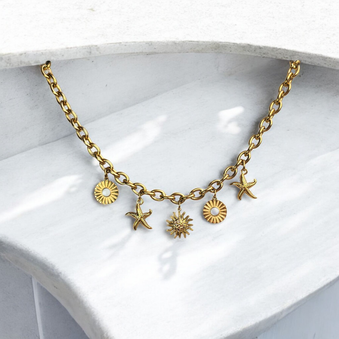 Collier Charm doré tendance été avec chaîne marquée et charms