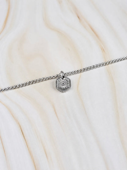 Détail du pendentif hexagonal du collier IONE en acier inoxydable argenté