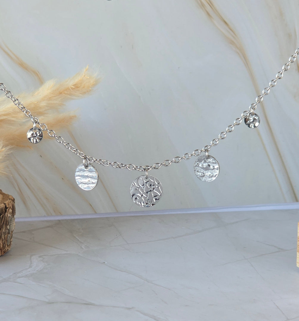 Détail du collier DIONE en acier inoxydable argenté et sequins lumineux