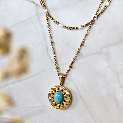 Détail du collier Damara avec chaîne fine perlée, perles blanches et pendentif turquoise