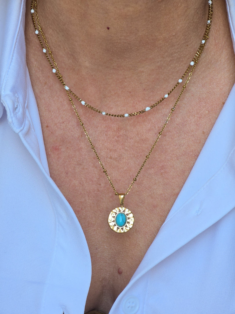 Collier Damara porté au cou, collier double rang doré effet layering avec pendentif turquoise