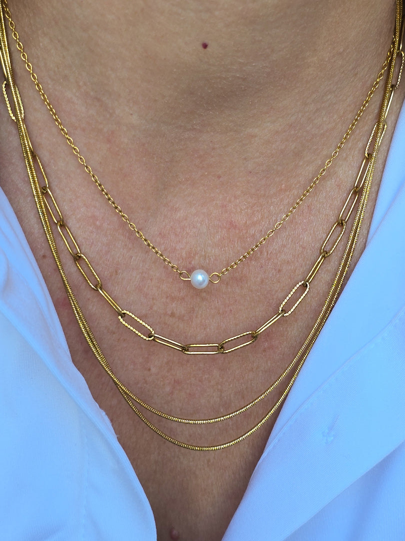 Détail du collier Diana doré avec chaîne trombone et double chaîne serpent, bijou femme Haute-Savoie
