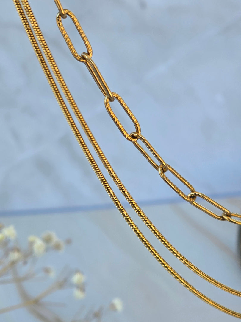 Collier Diana triple rang doré porté au cou, bijou femme élégant entre Annecy et Genève