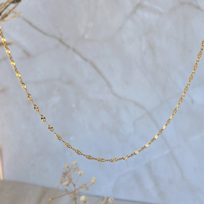 Collier doré BRISEIS avec chaîne texturée fine et lumineuse
