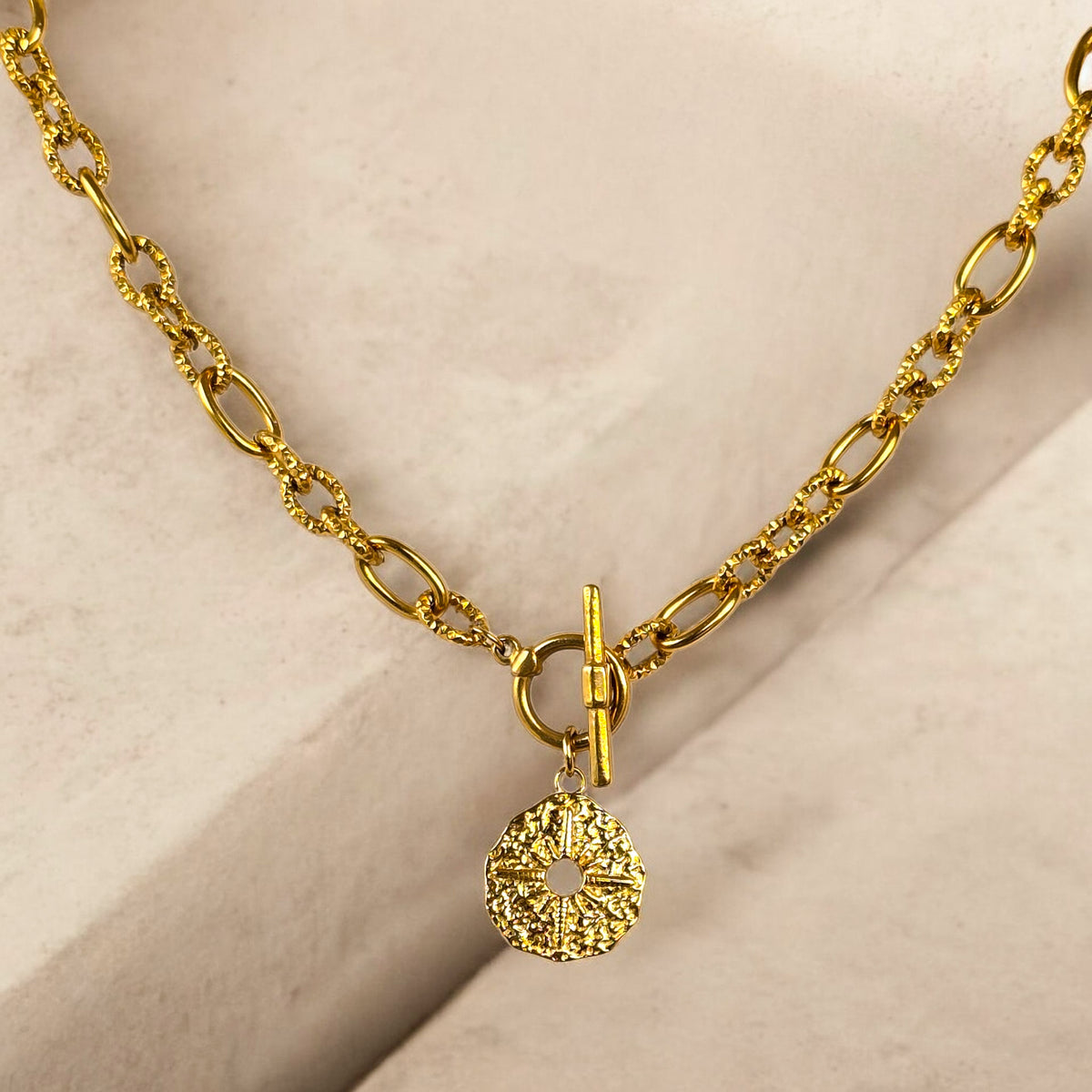 Collier doré LIBERTAS avec fermoir à bascule sur le devant
