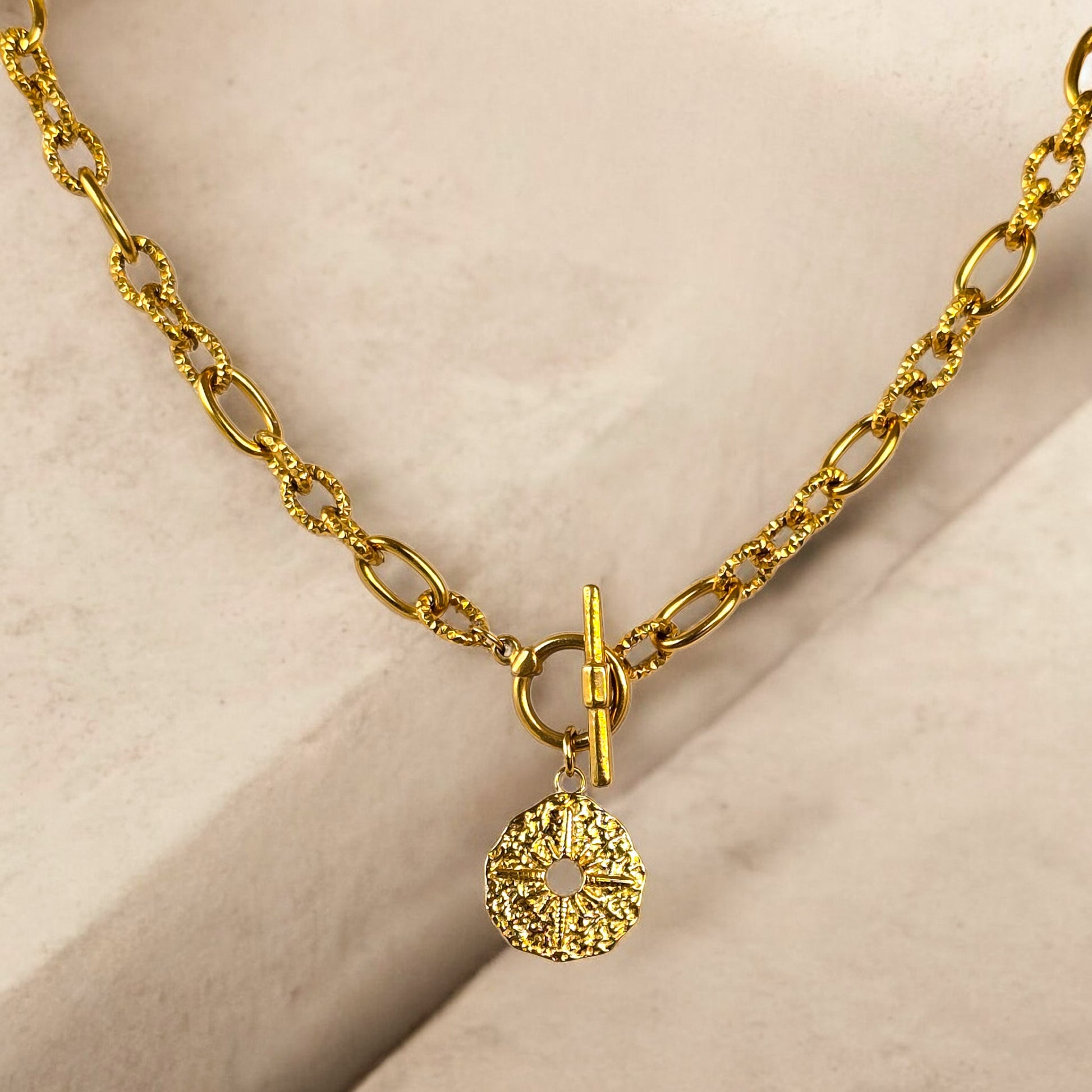 Collier doré LIBERTAS avec fermoir à bascule sur le devant
