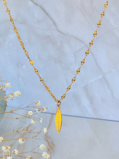 Collier doré LEVANA avec chaîne lumineuse et pendentif plume
