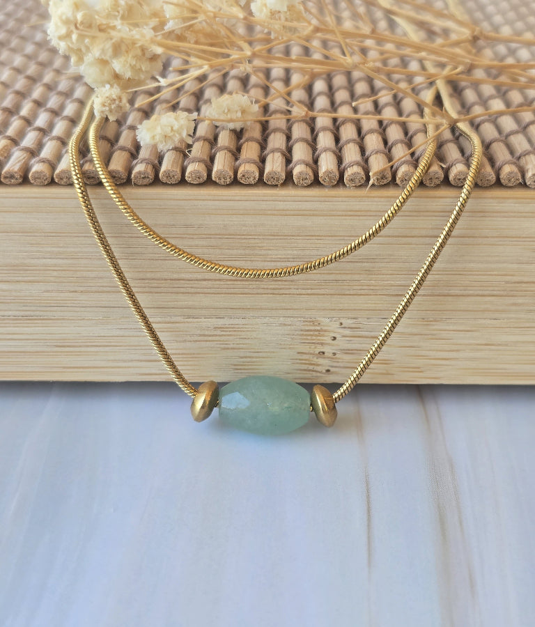 Collier pierre naturelle vert d'eau en acier inoxydable doré.