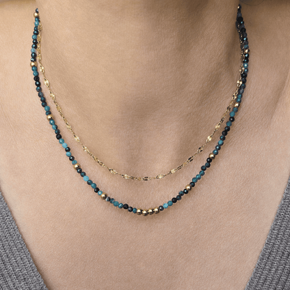 Détail des perles facettées en pierres naturelles du collier double rang Murcia
