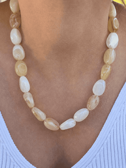 Collier chaîne dorée et perles colorées pour femme, inspiré des teintes du bord de mer.