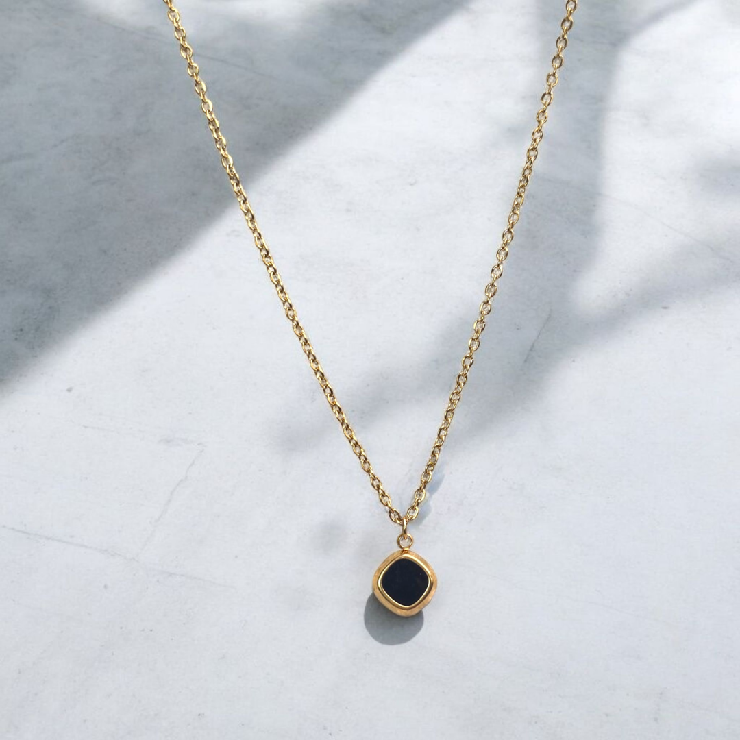 Collier doré avec pendentif losange émaillé noir