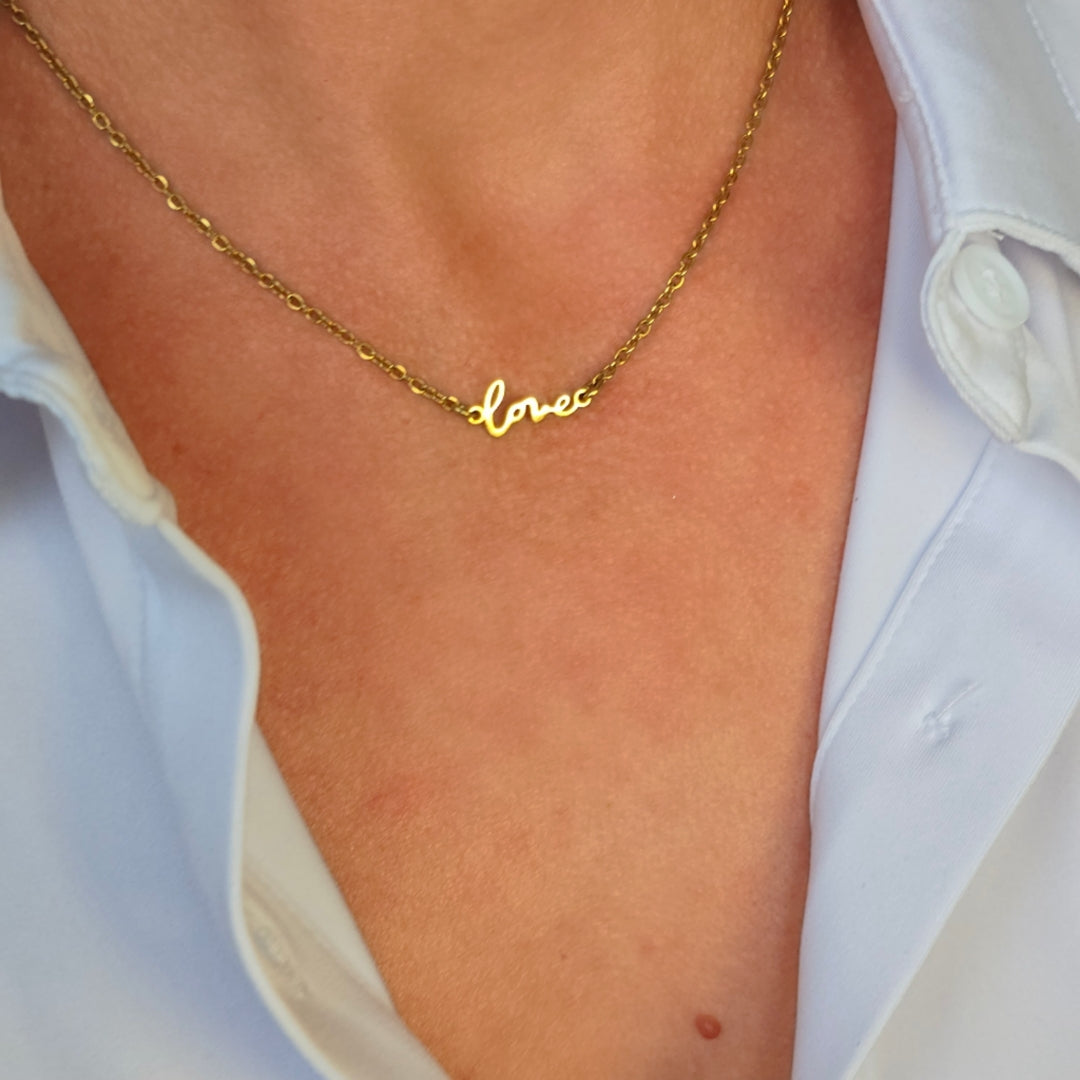 collier ras de cou love femme bijou dore fin et lumineux