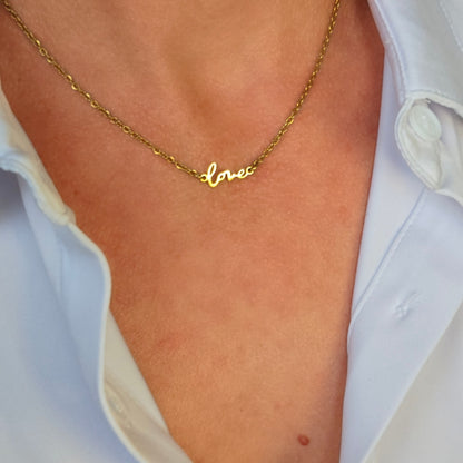 collier ras de cou love femme bijou dore fin et lumineux