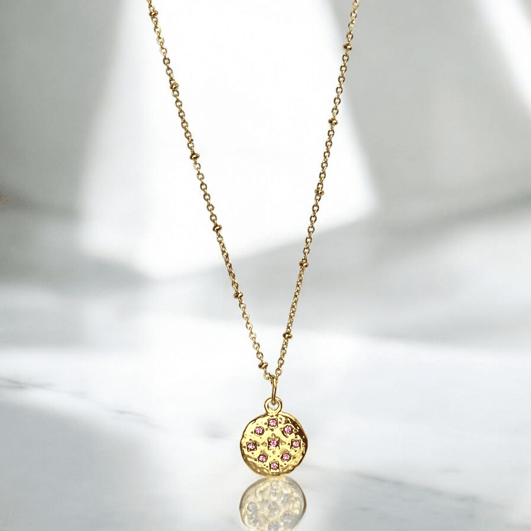 Collier doré sur chaîne perlée avec pendentif médaillon martelé et strass rose, bijou artisanal Zateka